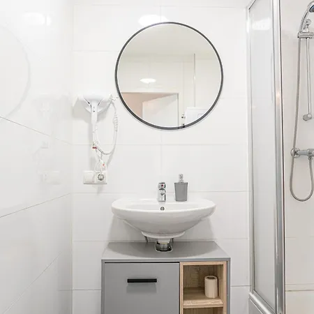 Chic 1Br And 1Lr With Kingbed, 9 Min To City Center Via Metro Wenen Buitenkant foto