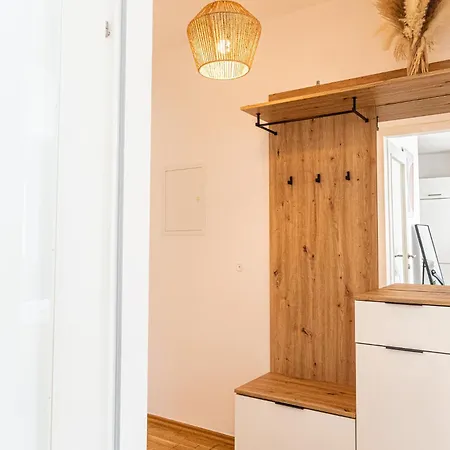 Chic 1Br And 1Lr With Kingbed, 9 Min To City Center Via Metro Wenen Buitenkant foto