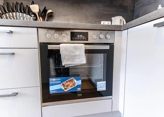 Chic 1Br And 1Lr With Kingbed, 9 Min To City Center Via Metro