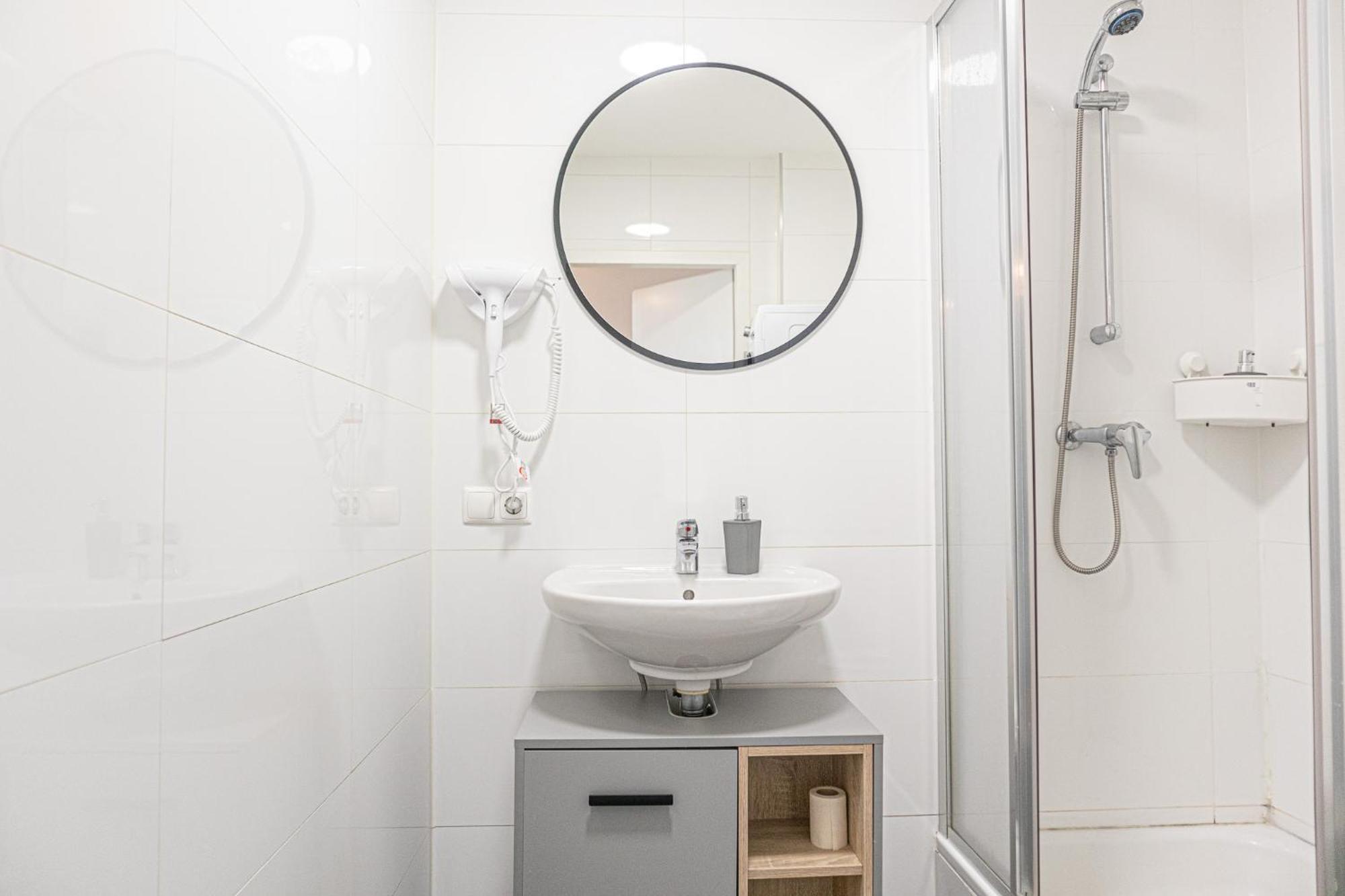 Chic 1br And 1lr With Kingbed, 9 Min To Center Via Metro Apartamento