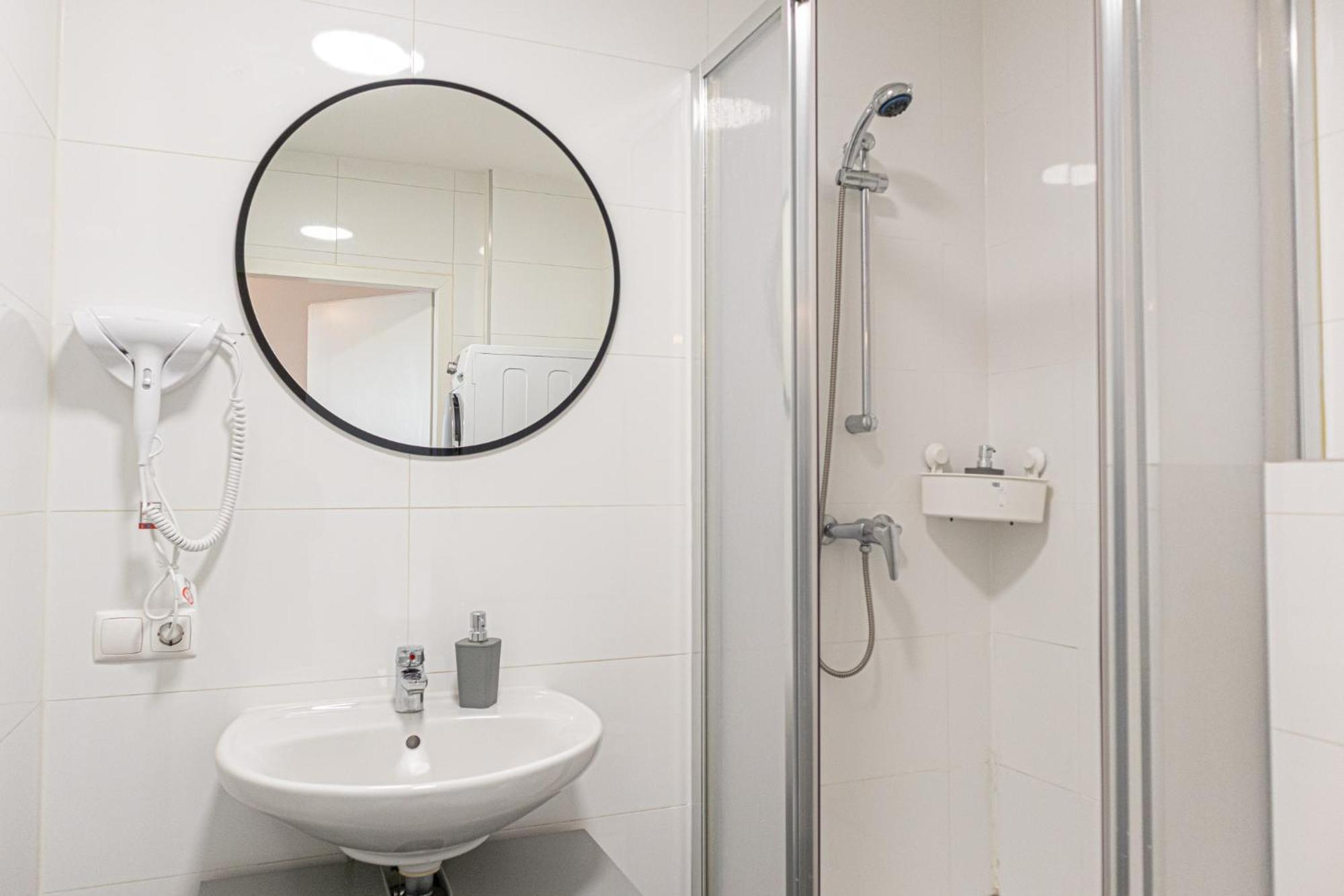 Chic 1br And 1lr With Kingbed, 9 Min To Center Via Metro Apartamento *