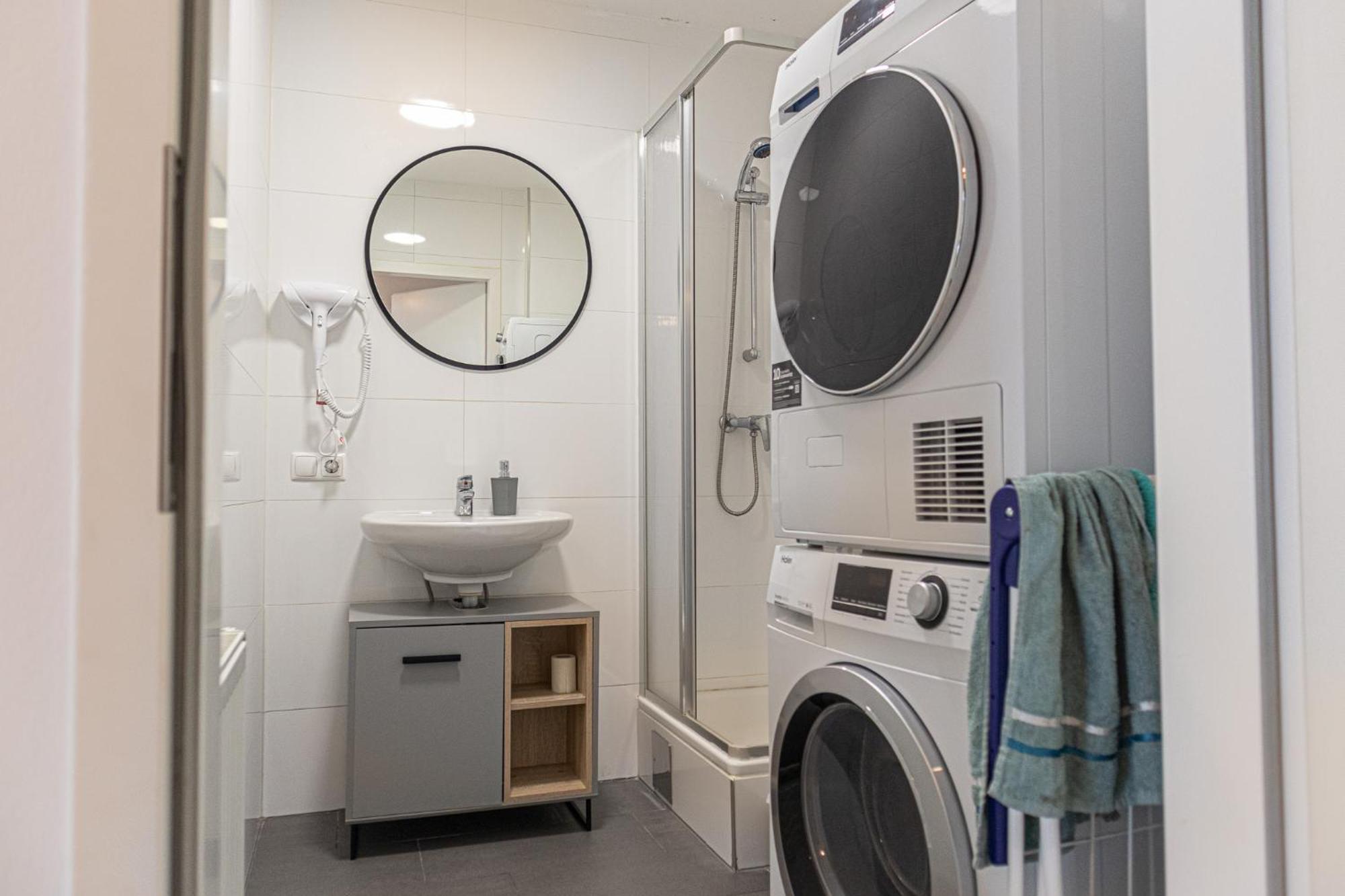Chic 1br And 1lr With Kingbed, 9 Min To Center Via Metro Apartamento *