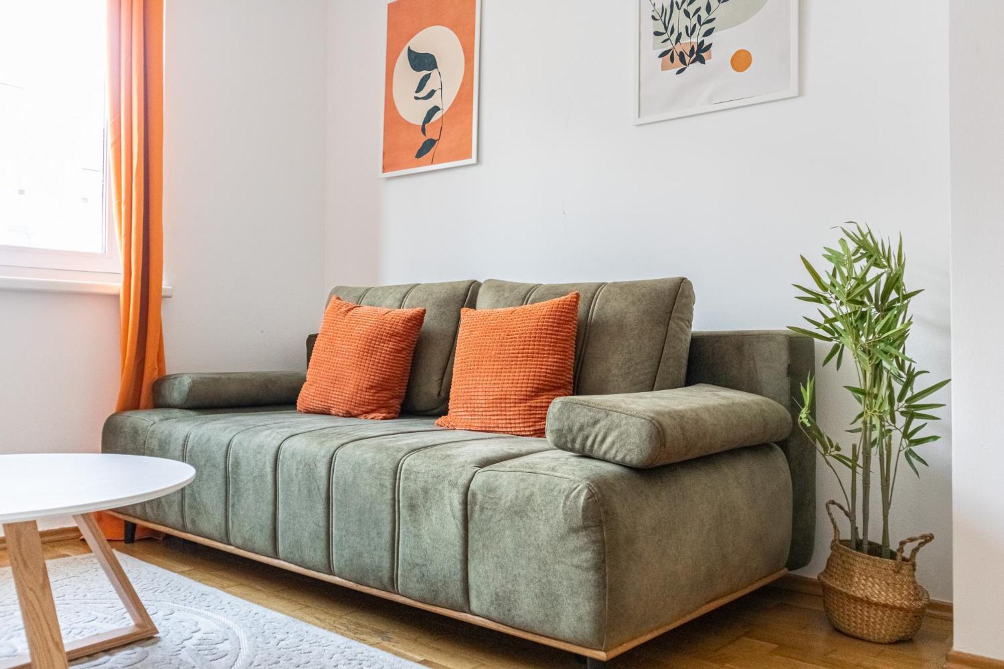 Chic 1br And 1lr With Kingbed, 9 Min To Center Via Metro Apartamento *
