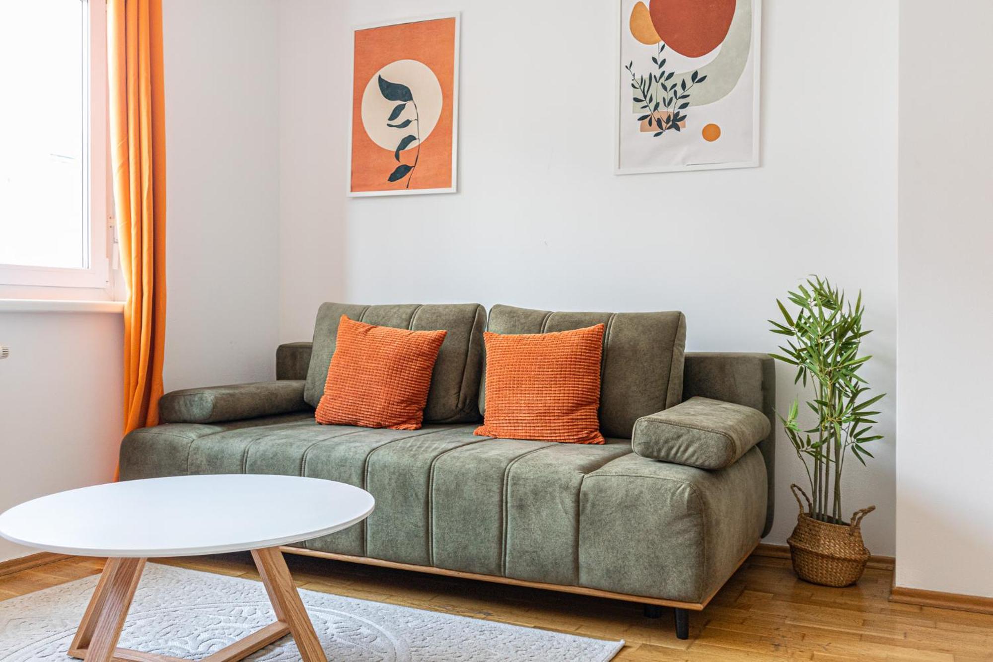 Chic 1br And 1lr With Kingbed, 9 Min To Center Via Metro Apartamento