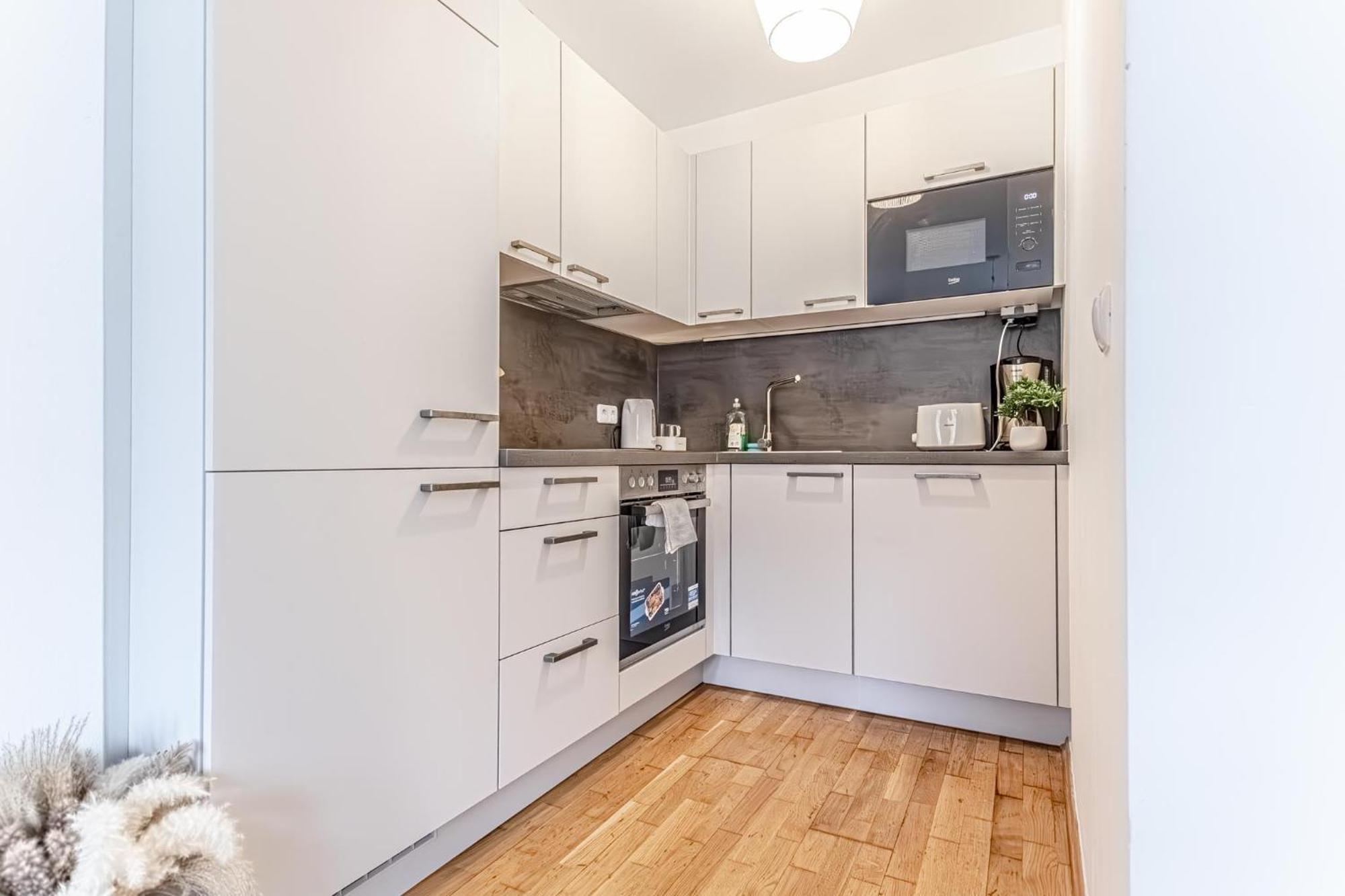Apartamento Chic 1br And 1lr With Kingbed, 9 Min To Center Via Metro *