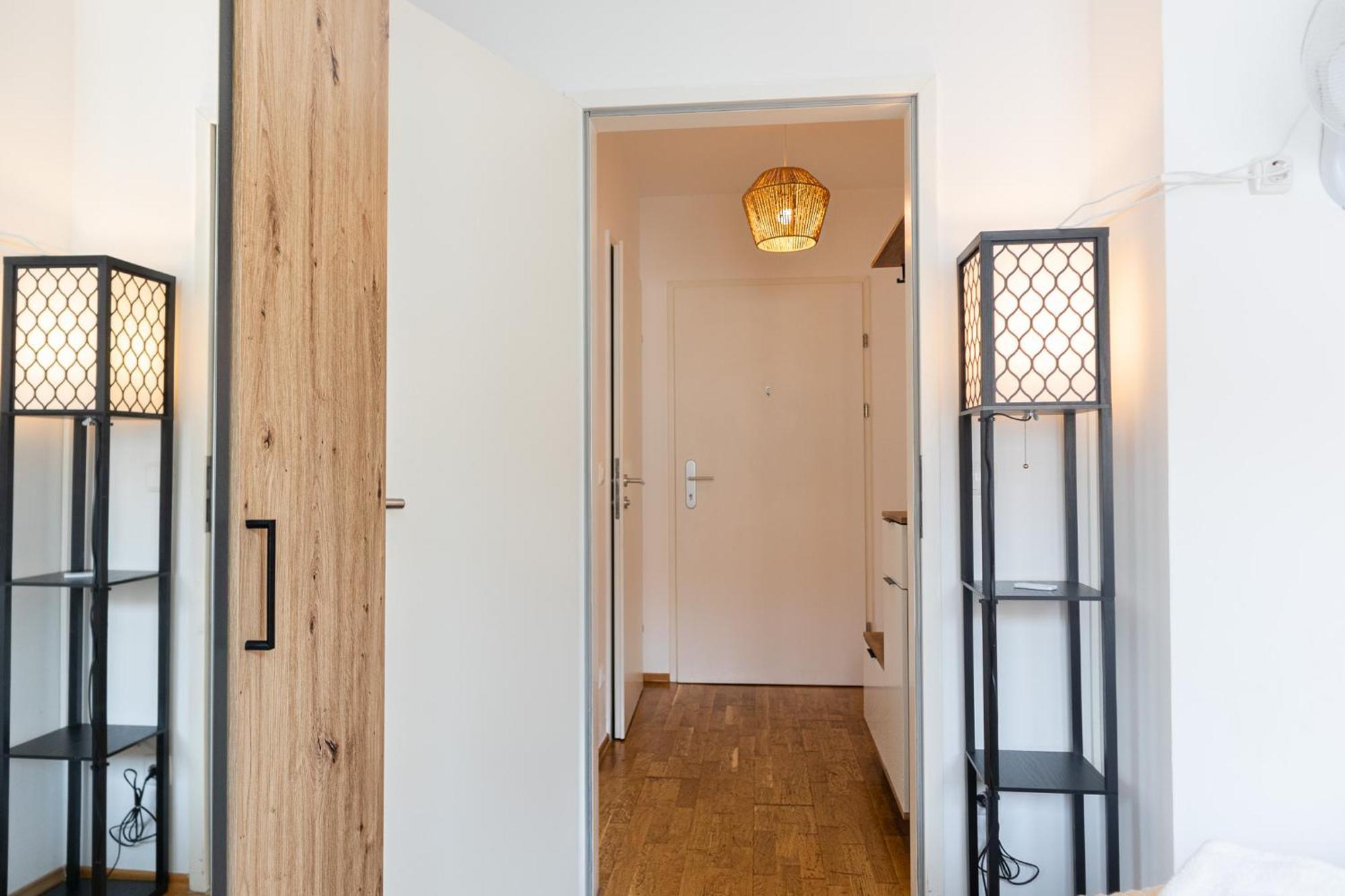Chic 1br And 1lr With Kingbed, 9 Min To Center Via Metro * Wien